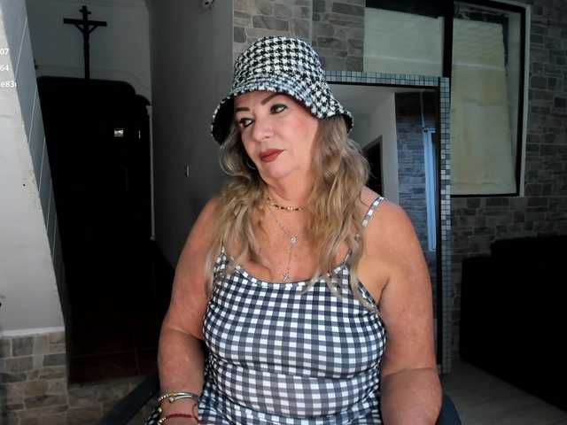 xcarlet1's BongaCams show and profile