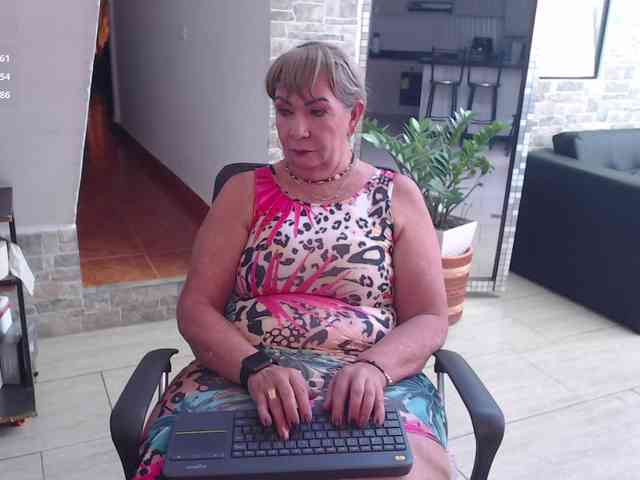 xcarlet1 Live Webcam on BongaCams