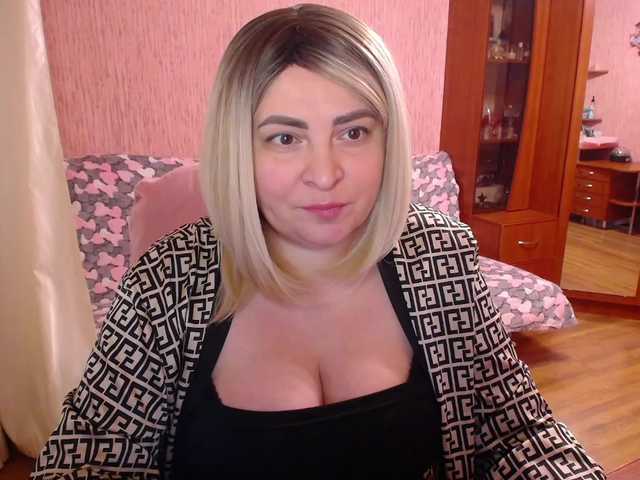 le modèle -MeowMeow- est en webcam porno dans un show sur le site bongacams, il possède les tags suivants: White/Caucasian,Blonde,Shaved
