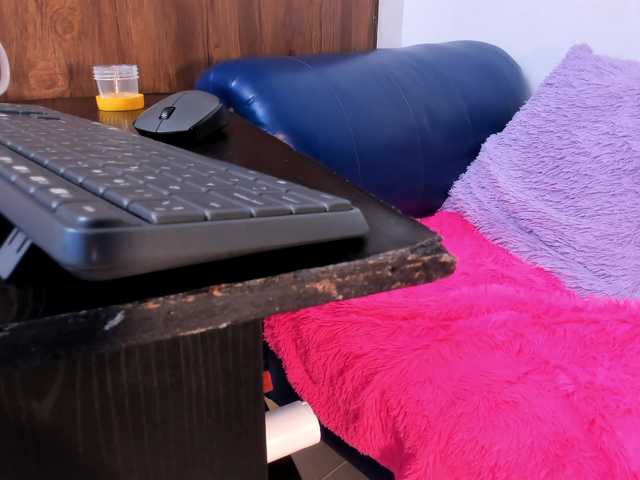 Skinny-Mature's BongaCams show and profile