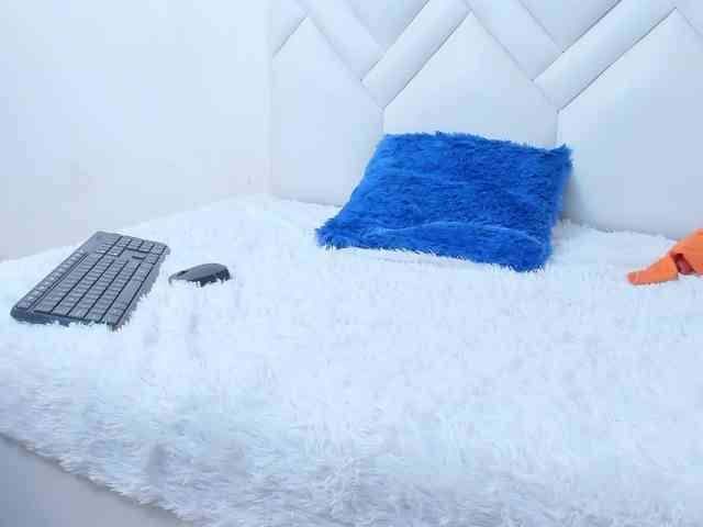 Skinny-Mature webcam