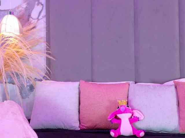 ZoeCamils Live Webcam on BongaCams
