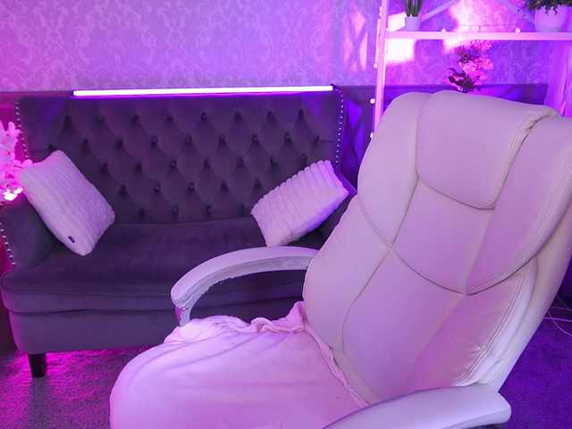 LittleShyy's BongaCams show and profile