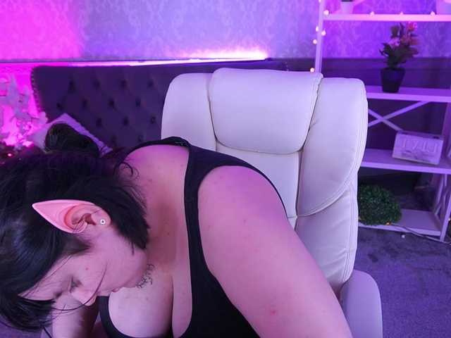 LittleShyy's BongaCams show and profile