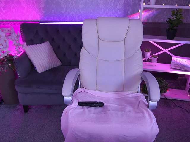 LittleShyy's BongaCams show and profile