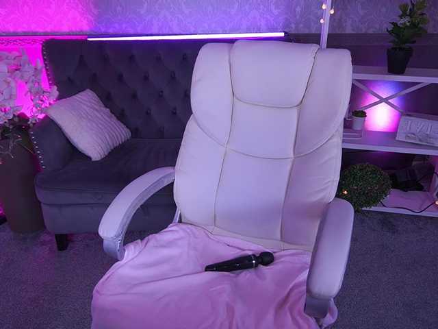 LittleShyy's BongaCams show and profile