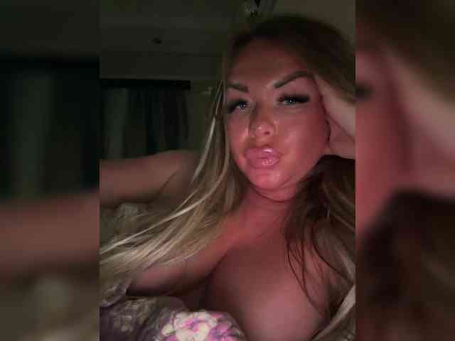 VictoriaFoxxx webcam