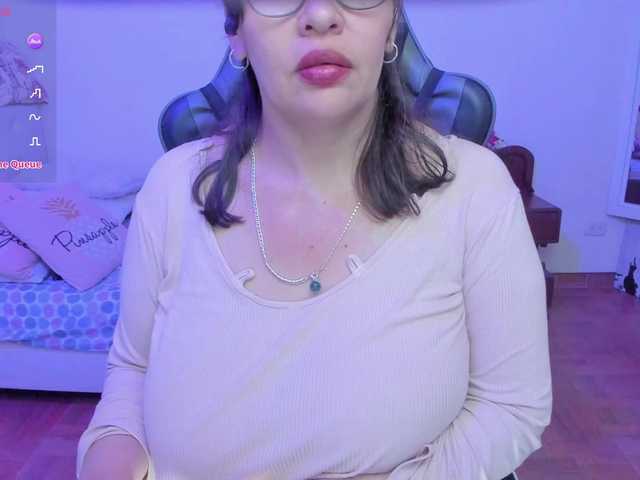 esmeraldamilf's BongaCams show and profile