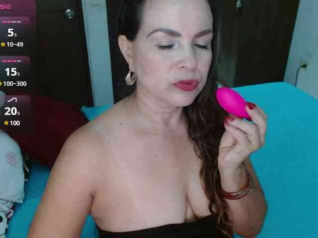 DannyXXXmom webcam