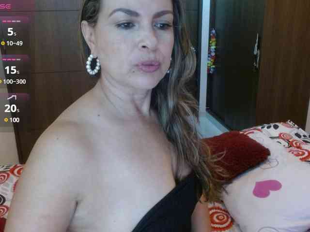 DannyXXXmom webcam