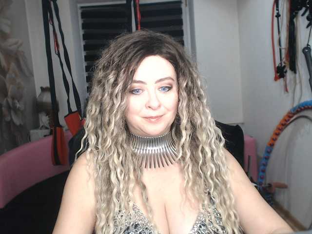 le modèle missGODDESS est en webcam porno dans un show sur le site bongacams, il possède les tags suivants: White/Caucasian,Blonde,Hairy