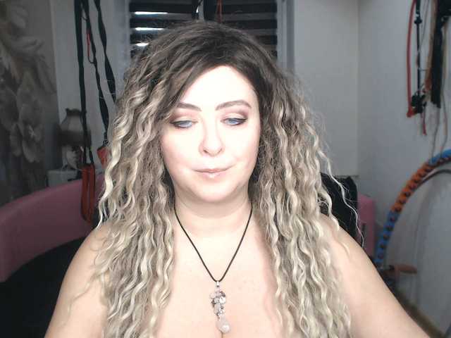 le modèle missGODDESS est en webcam porno dans un show sur le site bongacams, il possède les tags suivants: White/Caucasian,Blonde,Hairy