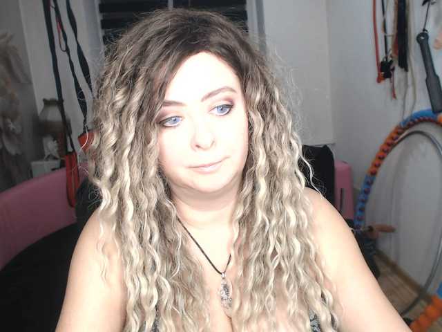 le modèle missGODDESS est en webcam porno dans un show sur le site bongacams, il possède les tags suivants: White/Caucasian,Blonde,Hairy
