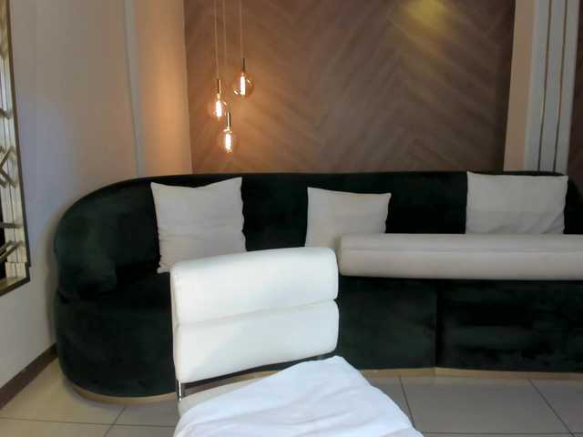 NiaHolland's BongaCams show and profile