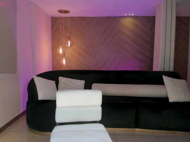 NiaHolland's BongaCams show and profile