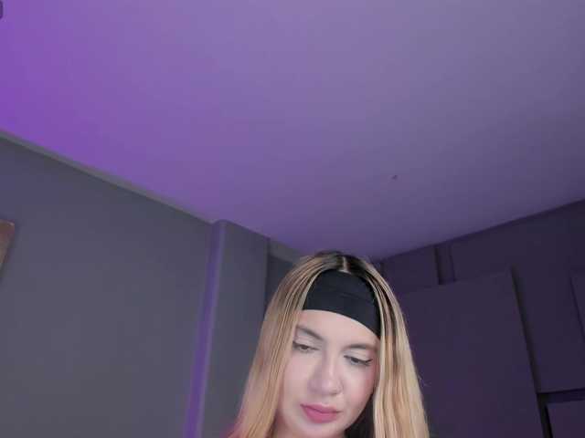 NiaHolland live cam profile