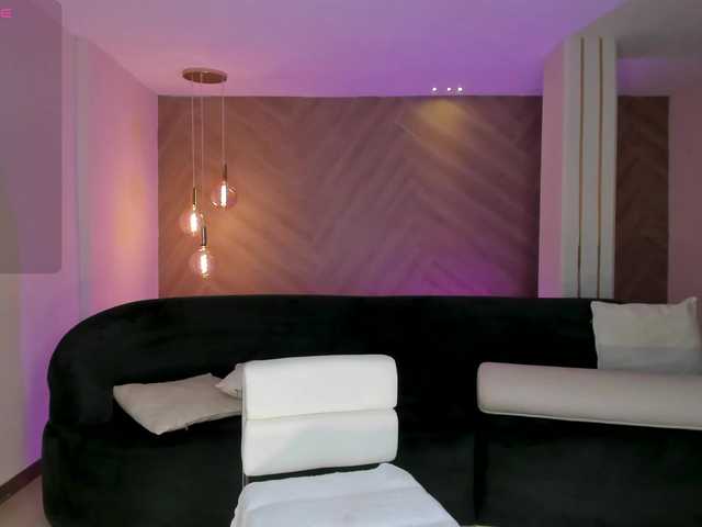 NiaHolland's BongaCams show and profile