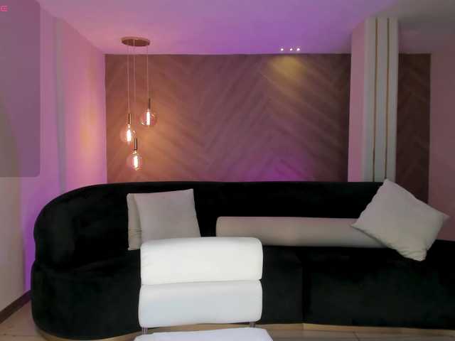 NiaHolland's BongaCams show and profile