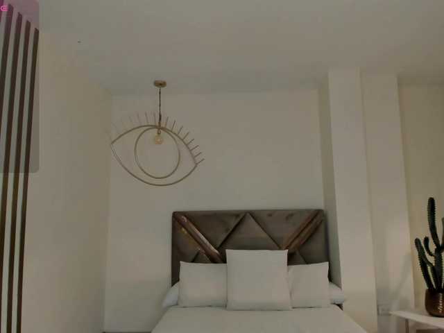  NiaHolland chat room