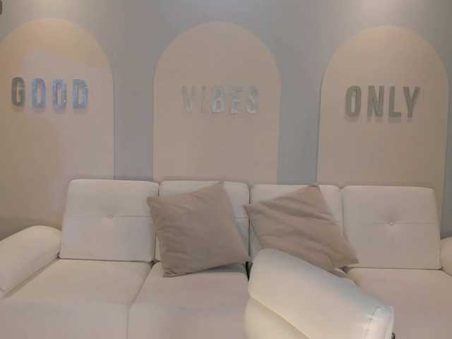 NiaHolland webcam