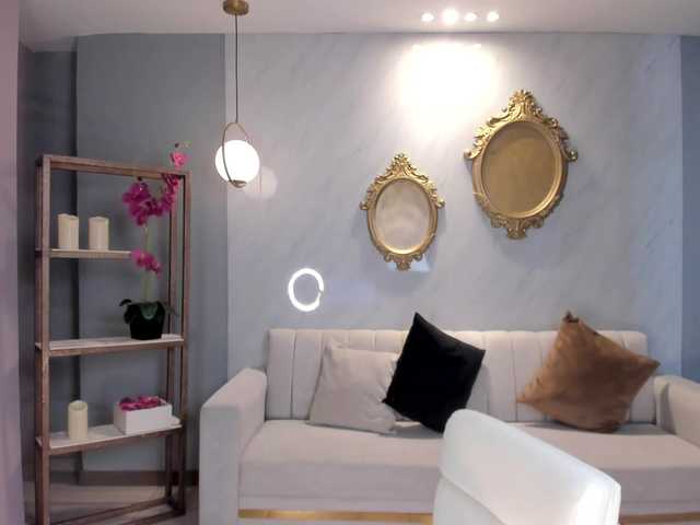  NiaHolland chat room