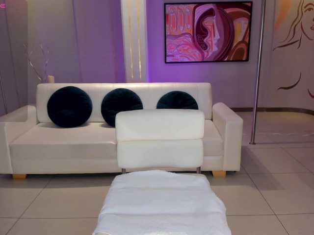 NiaHolland's BongaCams show and profile