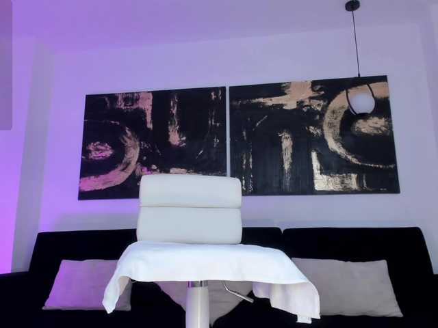 NiaHolland webcam