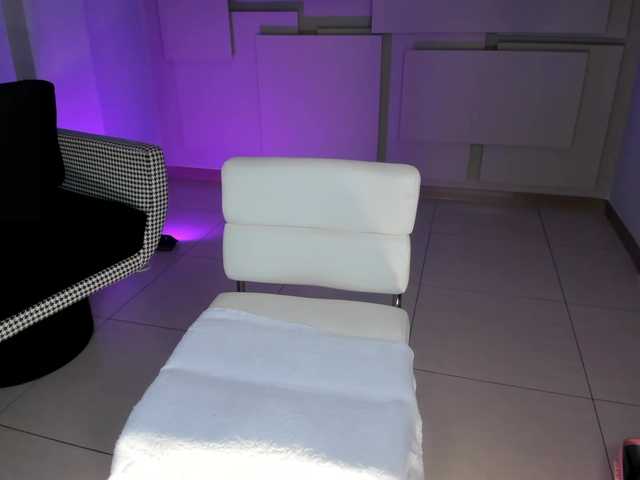 NiaHolland's BongaCams show and profile