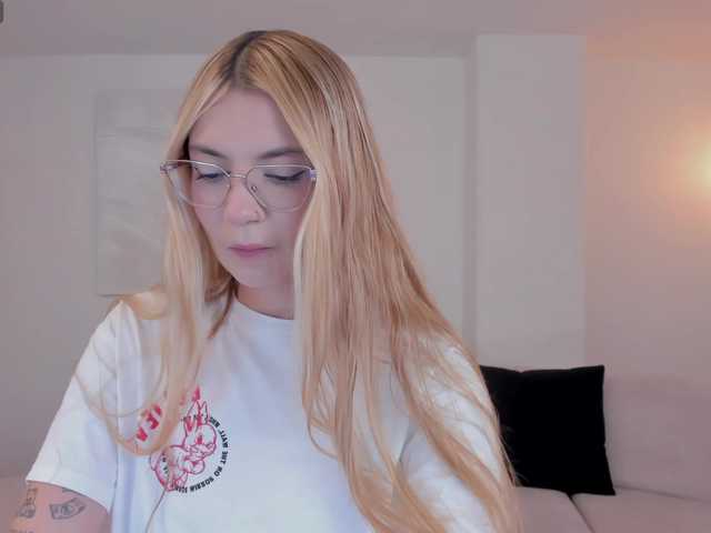 NiaHolland's BongaCams show and profile