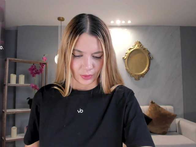  NiaHolland chat room
