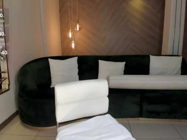 NiaHolland's BongaCams show and profile