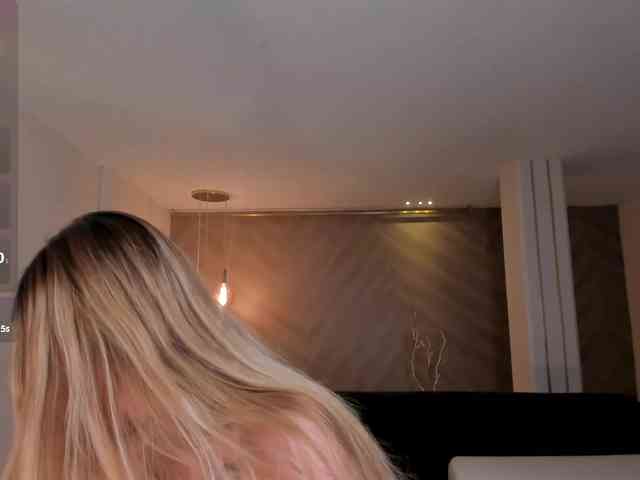 NiaHolland webcam