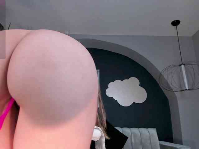 NiaHolland webcam