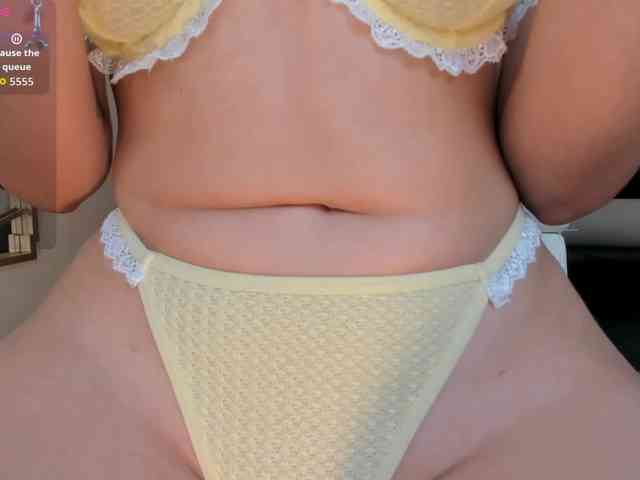 NiaHolland webcam