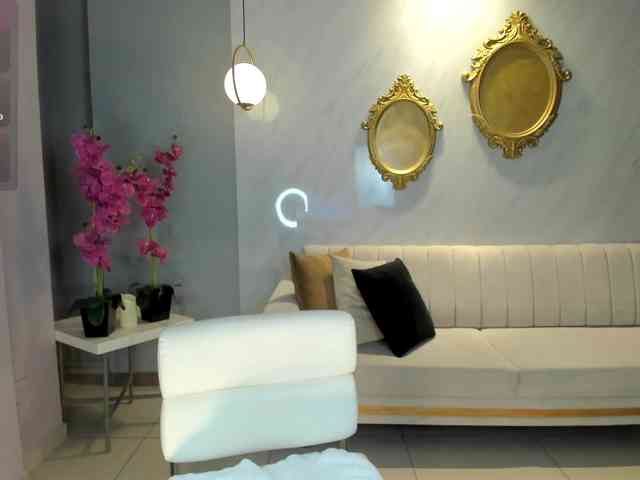 NiaHolland webcam