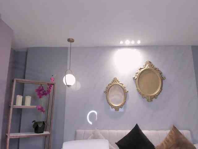 NiaHolland webcam
