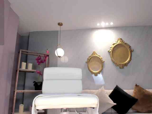 NiaHolland webcam