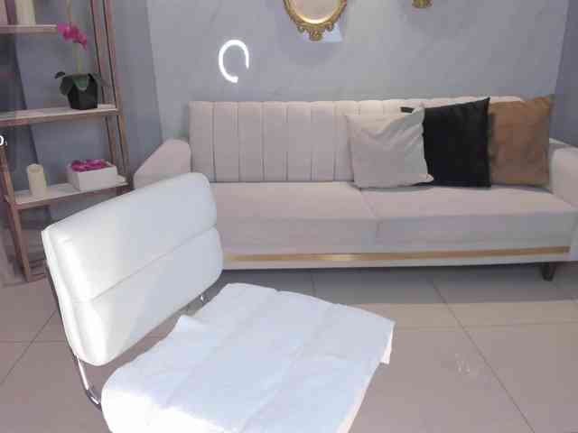 NiaHolland webcam