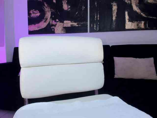 NiaHolland webcam