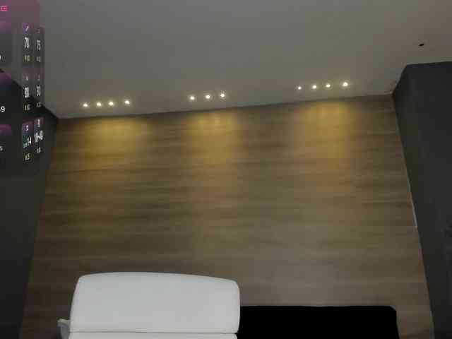 NiaHolland webcam