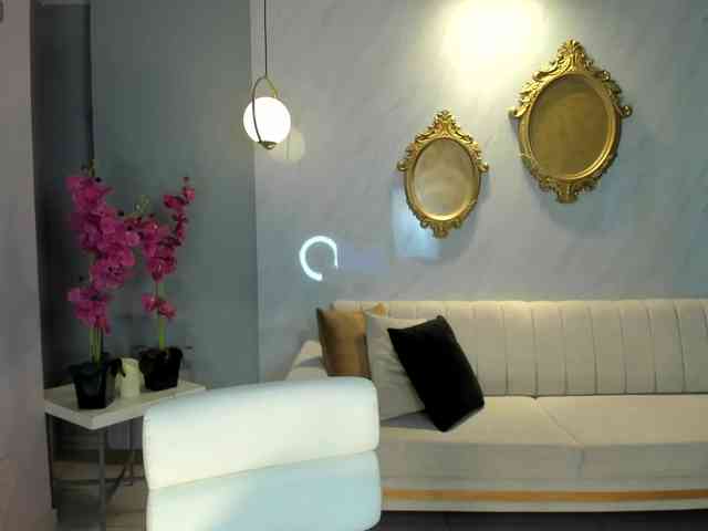 NiaHolland webcam