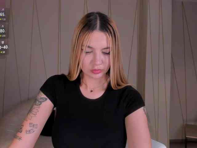 NiaHolland webcam
