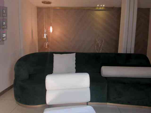 NiaHolland webcam
