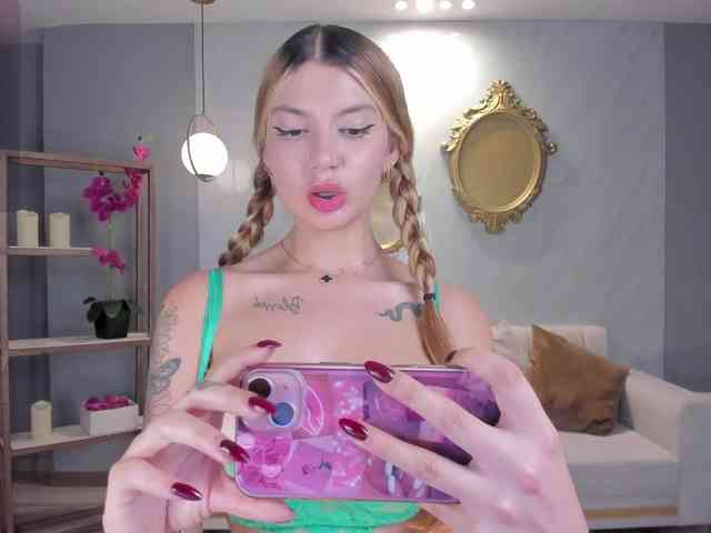 NiaHolland webcam