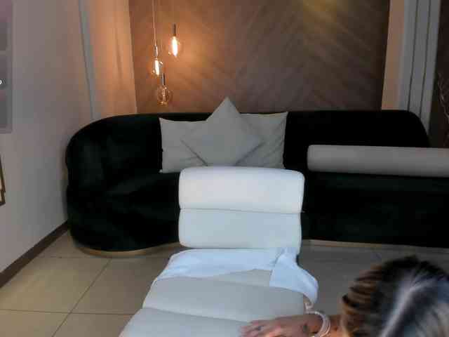 NiaHolland webcam