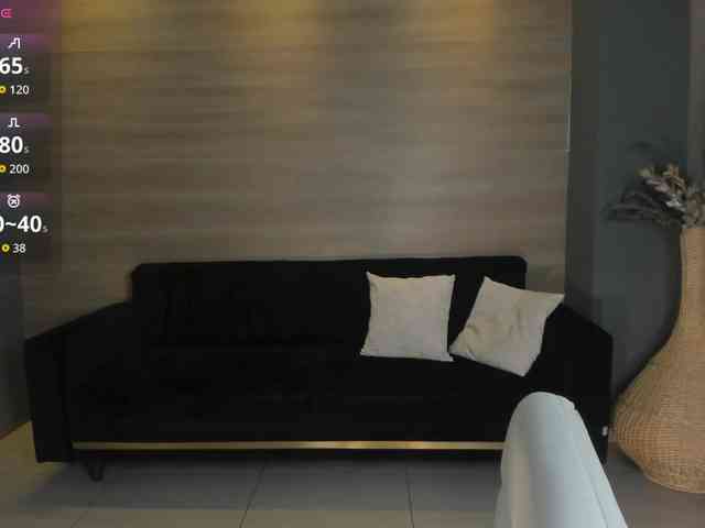 NiaHolland webcam