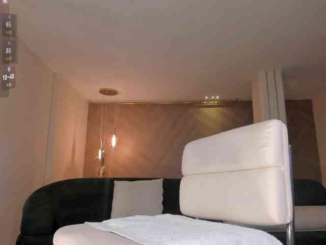 NiaHolland webcam
