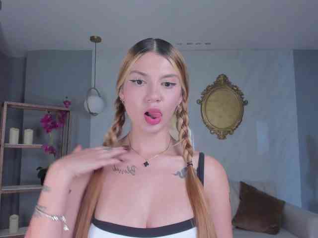 NiaHolland webcam