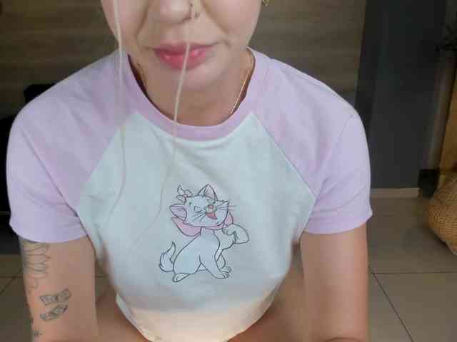 NiaHolland webcam