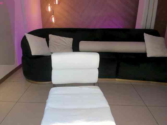 NiaHolland NiaHolland